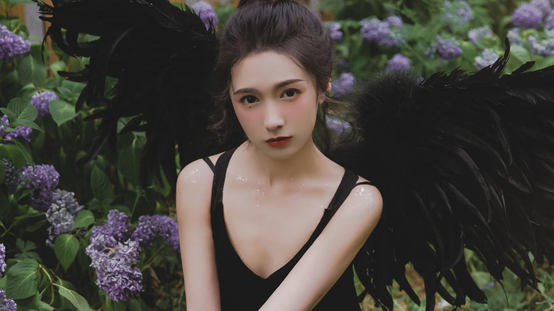 冈比亚男篮在非洲锦标赛中奋勇拼搏，竞争激烈